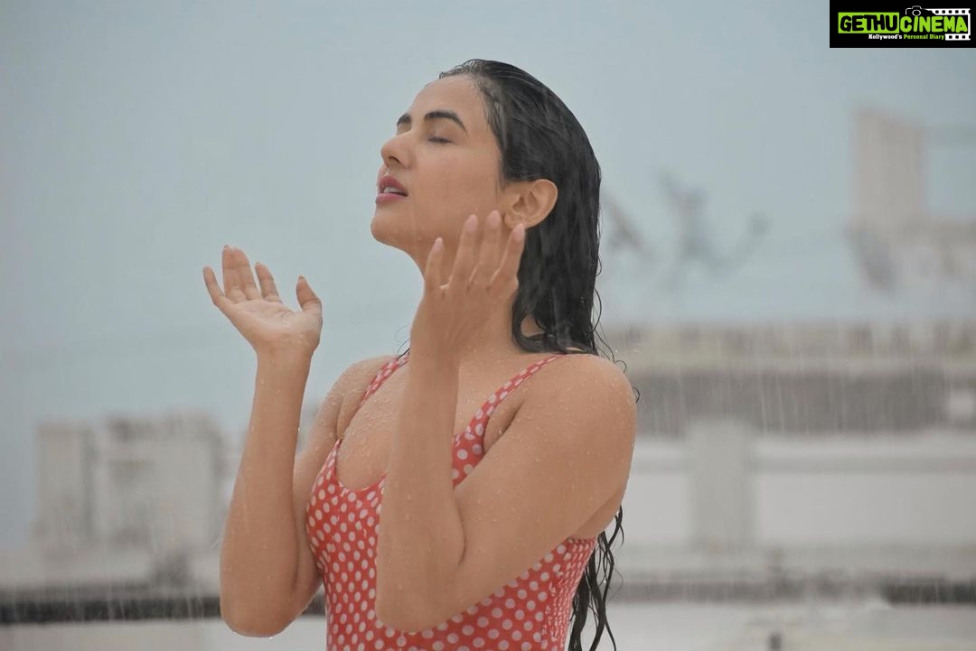 Sonal Chauhan Instagram - Let the rain kiss you!!! 🌧 💫 🌈 . . . . . . 📸- @himanichauhan #rain #monsoon #kiss #love #fairweather #nature #beauty