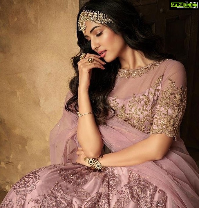 Sonal Chauhan Instagram - 💫✨💫✨ . . . . . . #carbonblackandwhite #love #photooftheday #me #instamood #cute #igers #picoftheday #girl #beautiful #fashion #instagramers #follow #smile #pretty #followme #friends #hair #swag #photo #life #funny #cool
