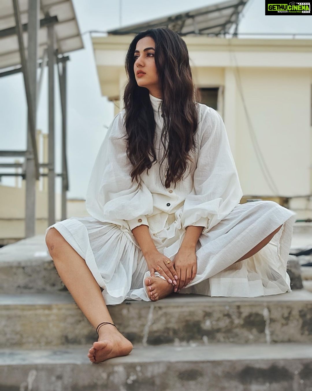 Sonal Chauhan Instagram - Colour or No colour??? Swipe ➡️ Outfit @chola_the_label 📸 @himanichauhan #color #sepia #stories #photography