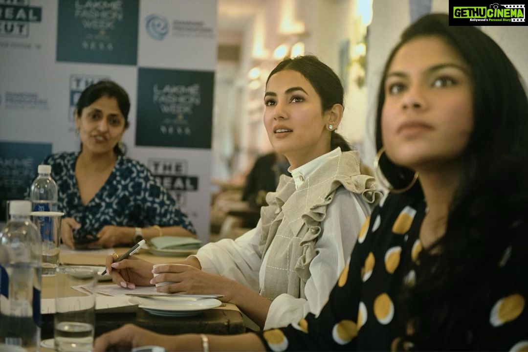 Sonal Chauhan Instagram - THE JURY !!! @chola_the_label @lakmefashionwk @realisadiamond_in #diamondproducersassociation #lakmefashionweek