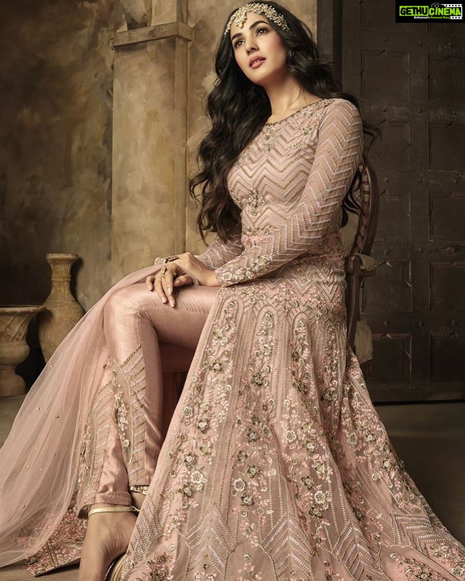 Sonal Chauhan Instagram - Chalo Wo Ishq Nahi Chaahne Ki Aadat Hai ... Toh kya Karein Humein Ek Doosre Ki Aadat Hai... Main kya Kahoon K Mujhe Sabr kyun Nahin Aata... Main Kya Karoon K Tujhe Dekhne Ki Aadat Hai.... Tere Naseeb Mein Ay DiL ! Sadaa Ki Mehroomi.... Na Wo Saakhi Na Tujhe Maangne Ki Aadat Hai.... Wisaal Mein Bhi Wohi Firaaq Ka Aalam... K Us Ko Neend Mujhe Rat Jage Ki Aadat Hai.... Ye Mushkilen Hain To Phir Kaisey Raastay Taye Hoon.... Main NaaSaboor Usay Sochne Ki Aadat Hai.... Ye Khud Azziyati Kab Tak FaRaZ... Tu Bhi UssayNa Kar yaad, Jisay Bhoolne Ki Aadat Hai.... - Ahmed FarAz 💞 . . . . . . . . Make up by @hinaldattani Hair by @shefali_hairstylist.81 Styled by @upadhyayrakhi 📸 @kadamajay #indianfashion #instalove #photography #mondaymotivation #shayari #ahmedfaraz #urdu #love #loveinhereyes #positivevibes