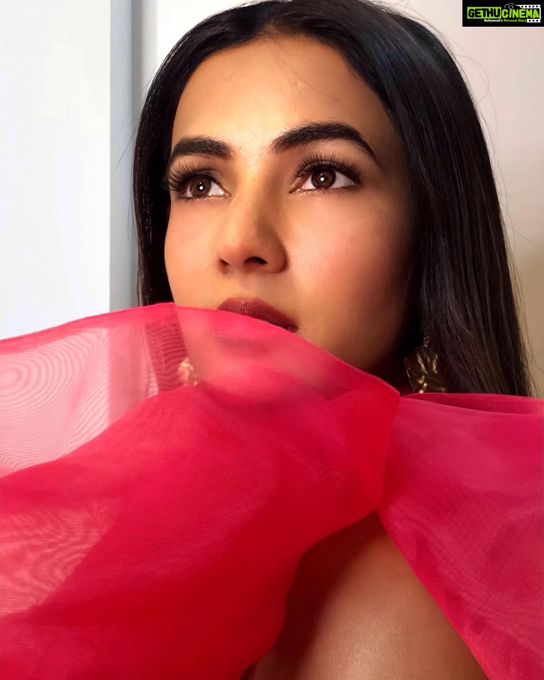 Sonal Chauhan Instagram - As if you could pick in love, as if it were not a lightning bolt that splits your bones and leaves you staked out in the middle of the courtyard. Beatrice wasn’t picked out, Juliet wasn’t picked out. You don’t pick out the rain that soaks you to a skin when you come out of a concert....♥️💫♥️ . . . . . . . HnM- @vijaysharmahairandmakeup Styled by @d_devraj 📸- @himanichauhan #loveinhereyes #love #thoughts #eyes #rain #soaked #drenchedinlove