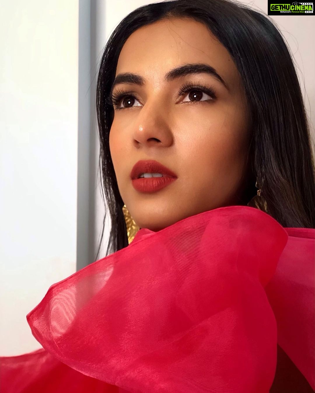Sonal Chauhan Instagram - Old souls carry a certain look in their eyes... Like they’ve been here before ... They see the depth under the surface of what most people ignore and they stay focused on the notion that there’s more.... Because .... There’s SO much more ♥️ . . . . . @htcafe retail icon awards HnM- @vijaysharmahairandmakeup Earrings- @bayleafaccessories_in 📸- @himanichauhan Styled by @d_devraj #positivevibes #photography #loveinhereyes #oldsoul #love