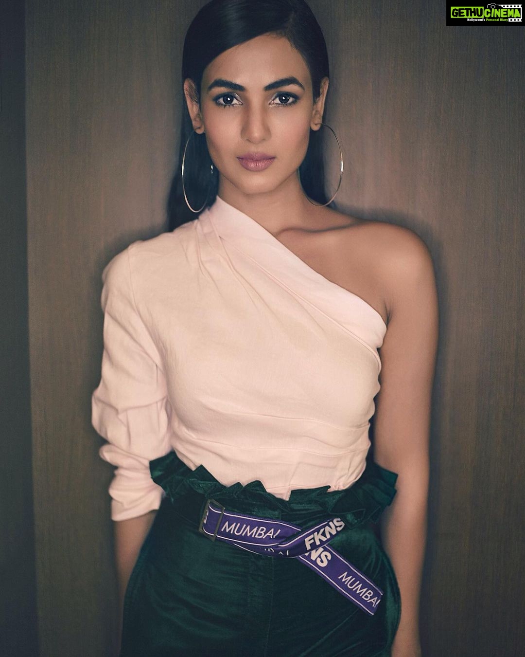 Sonal Chauhan Instagram - I love you for all that you are... all that you have been... all that you’re yet to be ... 💞 . . . . . Top @zara Pants @narendrakumardesign HnM @vijaysharmahairandmakeup Styled by @d_devraj 📸 @shivamguptaphotography #tuesday #positivevibes #loveinhereyes #love #poetry #highwaistedpants