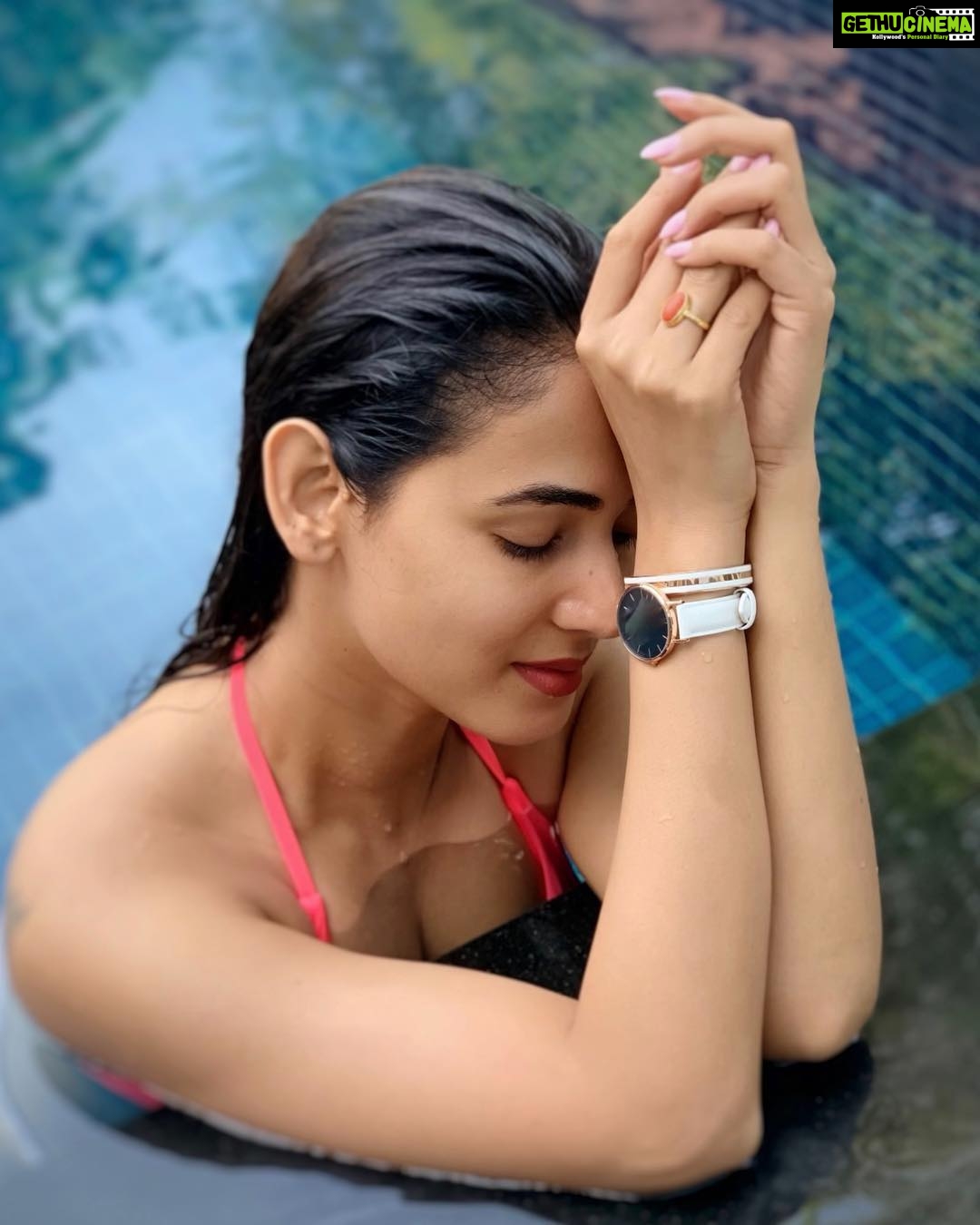 Sonal Chauhan Instagram - SUNDAY MOOD!!! 🏊♀️ ☀️ #sunday #mood #chill #pool #water #peace #positivevibes #love