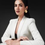 Sonal Chauhan Instagram – 🐼🐼🐼 .
.
.
.
.
.
.
.
📸- @prabhatshetty 
Beauty- @vijaysharmahairandmakeup 
Styled by @d_devraj @d_squaddd 
#black #white #blackandwhite #nogrey #positivevibes #photography #photoshoot #yin #yang #yinandyang #suitedup