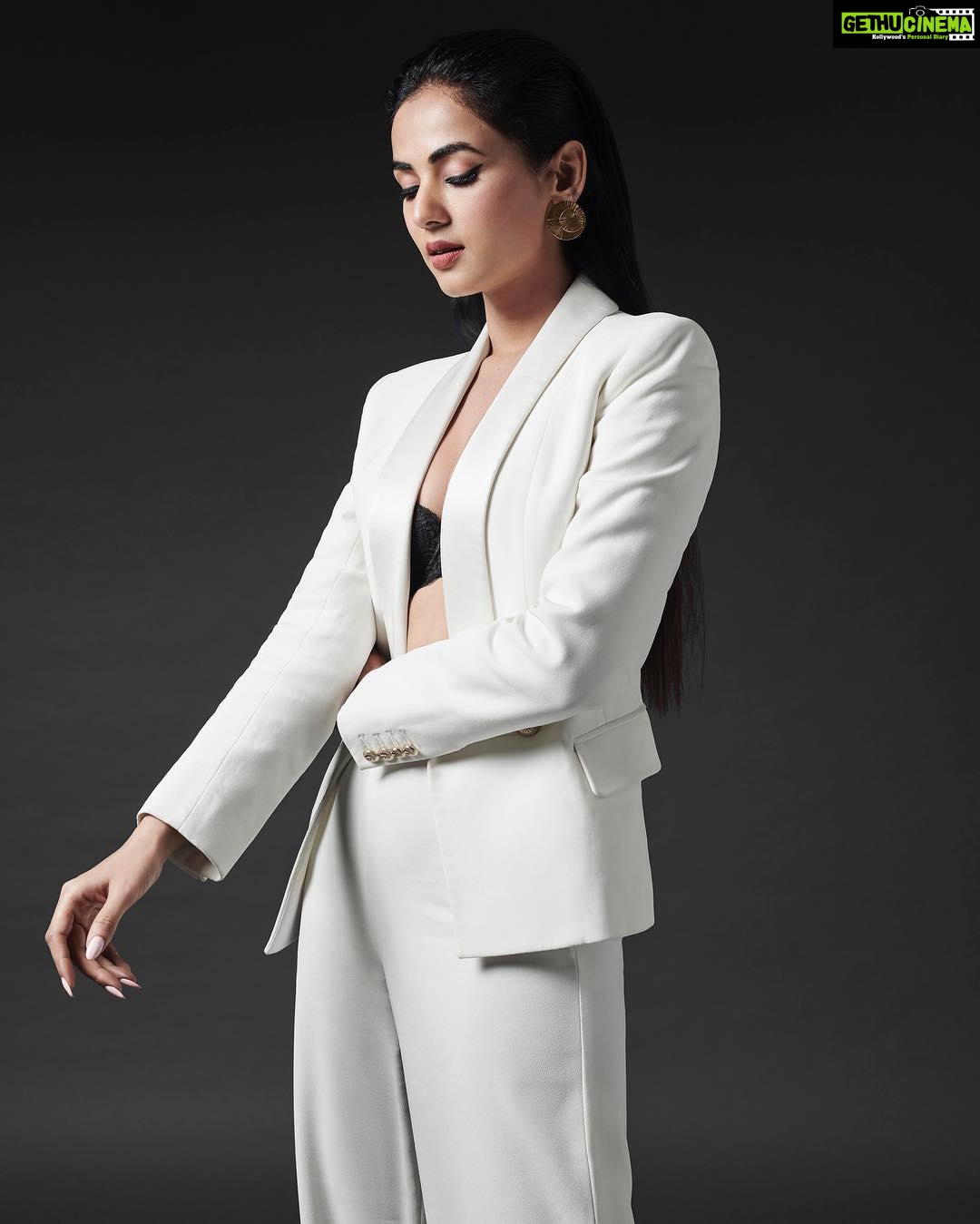 Sonal Chauhan Instagram - It’s either black or white !!!! 🐼 . . . . . . . . 📸- @prabhatshetty Beauty- @vijaysharmahairandmakeup Styled by @d_devraj @d_squaddd #black #white #blackandwhite #nogrey #positivevibes #photography #photoshoot #yin #yang #yinandyang #suitedup