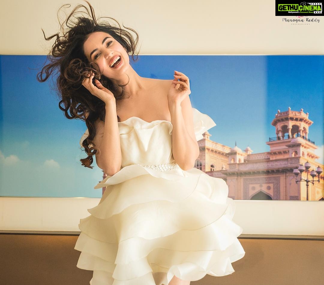 Sonal Chauhan Instagram - Never ever ever ever....EVER stop laughing πΈπ¦πΈ . . . . . . πΈ- @manogna.reddy Beauty by @makeupmonstersandy #positivevibes #laughterisgoodforthesoul #laughter #laughteristhebestmedicine #spreadhappiness #love #happygirlsaretheprettiest #spreadpositivity #tuesday