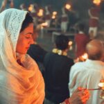 Sonal Chauhan Instagram - Evening Aarti at the Triveni Ghat in Rishikesh 💫🙏🏻✨ . . . . . . #blessed #protection #positivevibes #fulfillment #energy Triveni Ghat Rishikesh त्रिवेणी घाट ऋषिकेश