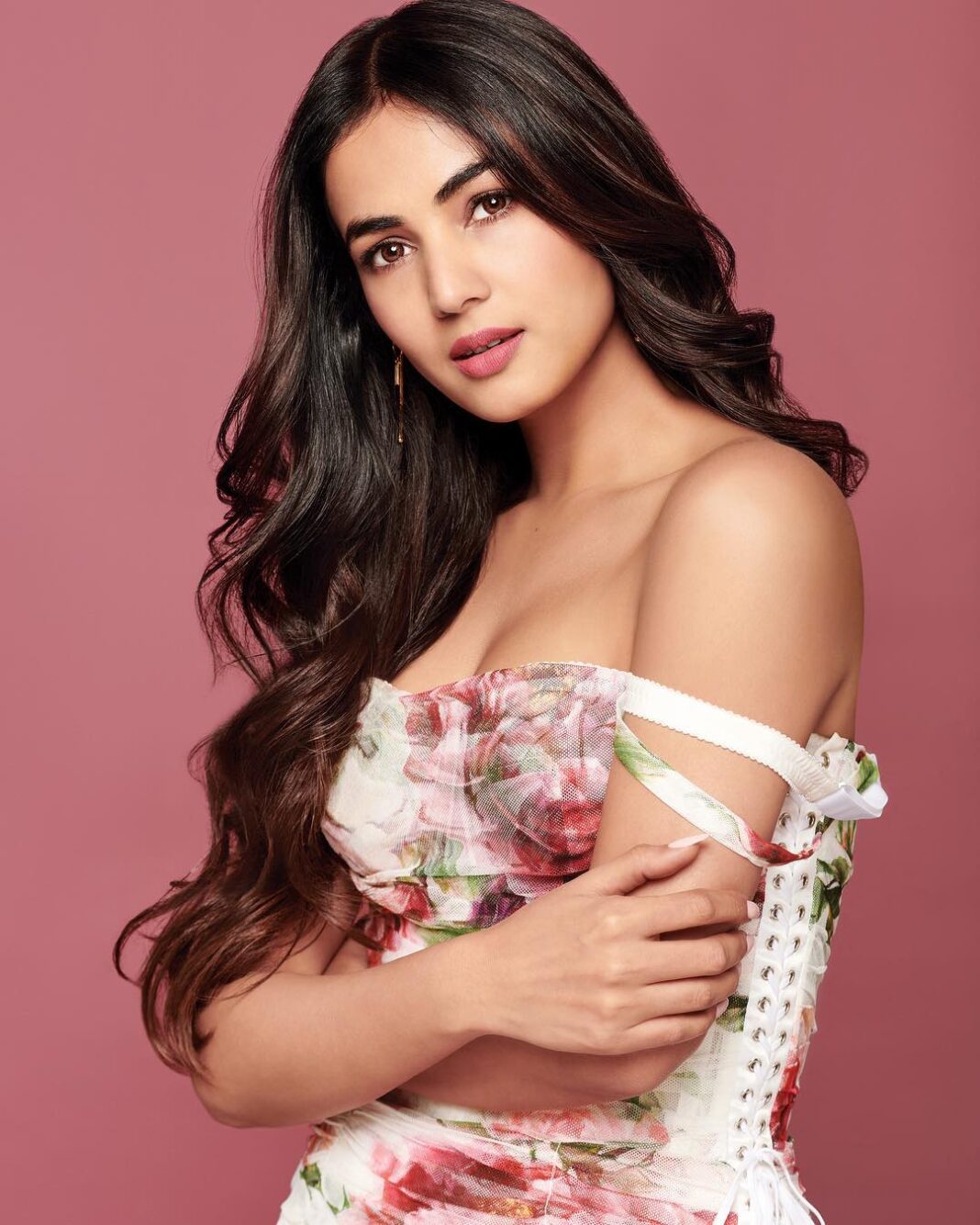 Sonal Chauhan Instagram - Twice i would die, for a little more once with you 🌸🌸🌸 . . . . . Photographer- @prabhatshetty Hair and make up- @vijaysharmahairandmakeup Outfit- @dolcegabbana Styled by- @d_devraj @d_squaddd #portraitphotography #portrait #floraldreams #dolcegabbana #eyes