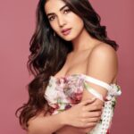 Sonal Chauhan Instagram - Twice i would die, for a little more once with you 🌸🌸🌸 . . . . . Photographer- @prabhatshetty Hair and make up- @vijaysharmahairandmakeup Outfit- @dolcegabbana Styled by- @d_devraj @d_squaddd #portraitphotography #portrait #floraldreams #dolcegabbana #eyes
