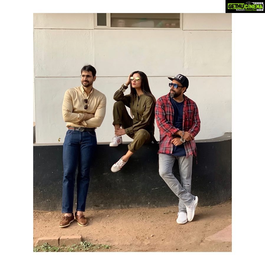 Sonal Chauhan Instagram - What an enriching experience it was attending the KOCHI MUZIRIS BIENNALE. It was a indeed a day of revelations, where I discovered @boscomartis ‘s photography skills n most importantly @vyasabhishek77 ‘s keen interest in Art. I have a new found respect for you after seeing your “one of its kind” take on every piece of art that we saw. So much to learn from you Abhishek 🤗. Kochi Muziris Biennale
