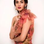 Sonal Chauhan Instagram – 🌹🌹🌹
.
.
.
.
.
Outfit – @marchesafashion 
Jewellery – @farahkhanworld @farahkhanali
Styled by – @leepakshiellawadi
HnMU- @vijaysharmahairandmakeup 
Shot by – @vtrozen
#filmfareglamourandstyleawards