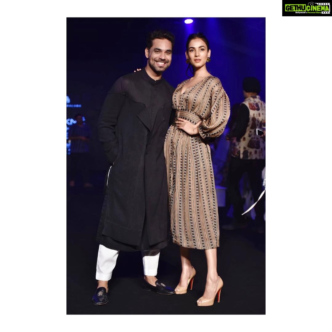 Sonal Chauhan Instagram - Congratulations @punitbalanaofficial for yet another successful show !!!! Thank you for making me a part of your journey. I don’t know how you always manage to outdo yourself ♥️. Loved each n every design in the show. Can’t wait to wear them. 💫🌈🌸 . . . . . #lakmefashionweek #punitbalana