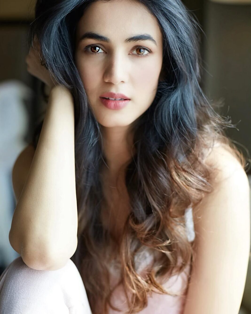 Sonal Chauhan Instagram - The beginning of magic 🌸💫🌸💫 . . . . . #eyes #magic #beginning #love #thebeginningofmagic #faith #loveaboveall #thoughts #reflection #mirror #portraitphotography #mondaymornings #monday