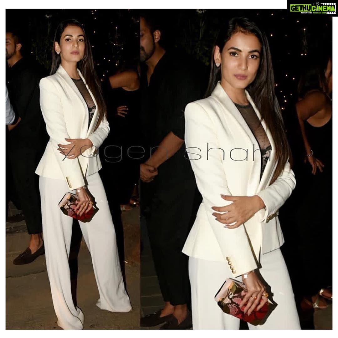 Sonal Chauhan Instagram - Since I didn’t click any pics on the New Years’ Eve, a big thank you to our Paps for giving me these images ♥️You guys are the best.