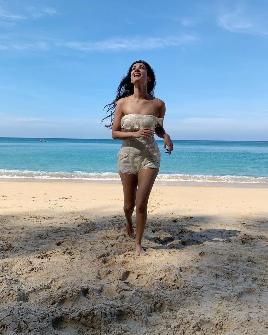 Sonal Chauhan Instagram - Lookin’ up and Laughin’ my way in to the new year 2019. 💫🦋💫🦋 New year!! 🌸New beginnings!!🌸 #beach #sun #sand #happnewyear #2019 #happiness #tan #bluewaters #salt #golden