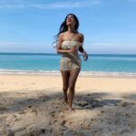 Sonal Chauhan Instagram - Lookin’ up and Laughin’ my way in to the new year 2019. 💫🦋💫🦋 New year!! 🌸New beginnings!!🌸 #beach #sun #sand #happnewyear #2019 #happiness #tan #bluewaters #salt #golden