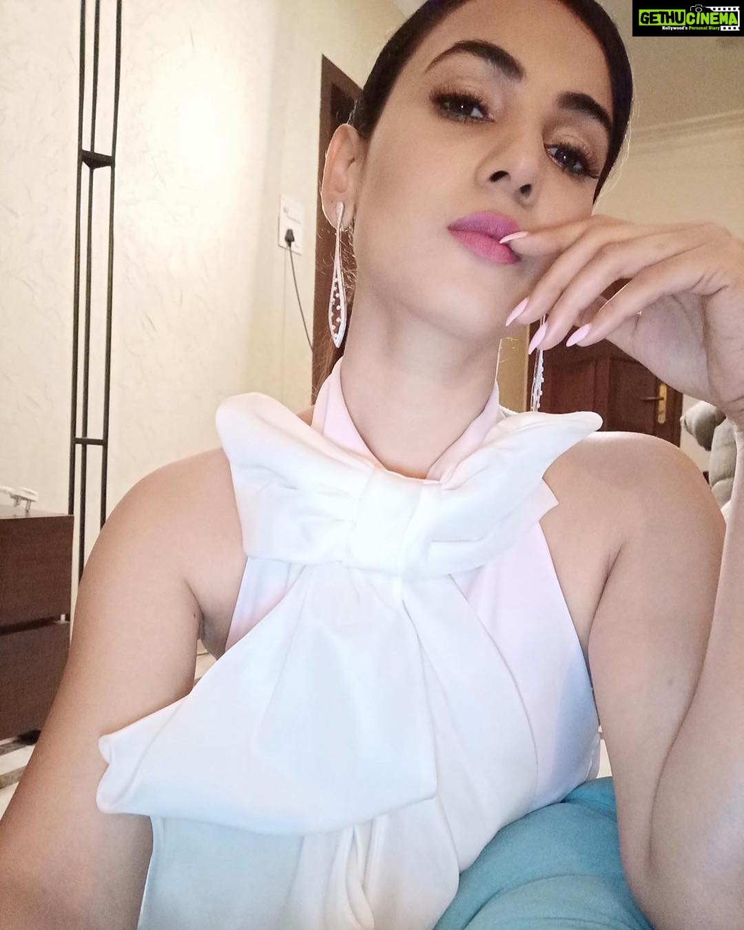 Sonal Chauhan Instagram - Here’s lookin’ at you 2019 💎🌸💎🌸Happy new Year!!! Happy new Beginnings!!! 💫🧚🏻♀️💫