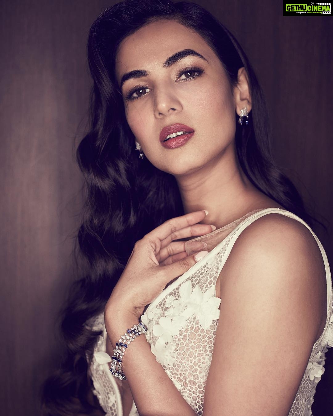 Sonal Chauhan Instagram - For those asking for my DP ♥️ . . . . 📸- @shivamguptaphotography #portraitphotography #portrait #warm #face #eyes