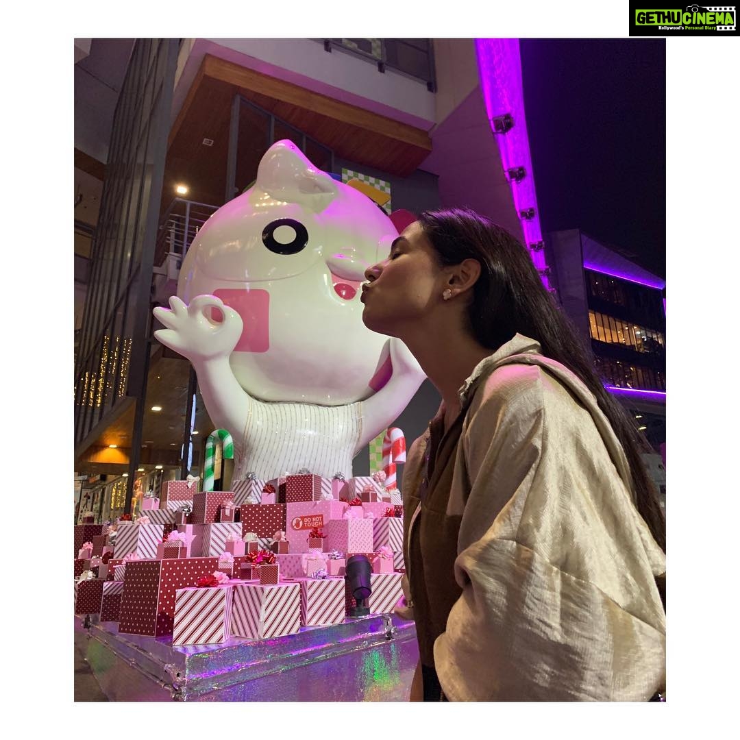 Sonal Chauhan Instagram - Kisses to ya’ll 🥰😘🥰🙈