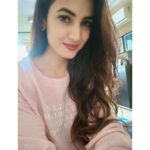 Sonal Chauhan Instagram – Did you hear about #RealmeGoldAmbassador contest yet? This is what I would call as a Jannat moment for all the fans out there to become one. All you need to do is click a selfie showing your “Golden Side” using #RealmeGoldAmbassador and tell @realmemobile why the ambassador should be you. 
My golden side is my hunger to keep learning but @realmemobiles is looking for a fresh face from you! So participate guys and be the face of their Realme U1 Fiery Gold.