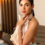 Sonal Chauhan Instagram - About last night for the #starscreenawards2018 🌸🌸🌸 . . . . Styled by @leepakshiellawadi Earring - @gbtbetrue Bracelet - @chiara_jewels Outfit - @celiakritharioti Hair- @shefali_hairstylist.81 📸- @himanichauhan