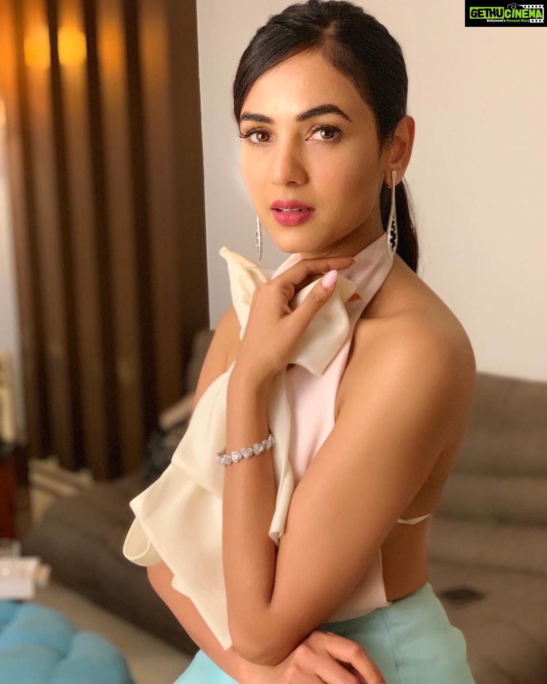 Sonal Chauhan Instagram - About last night for the #starscreenawards2018 🌸🌸🌸 . . . . Styled by @leepakshiellawadi Earring - @gbtbetrue Bracelet - @chiara_jewels Outfit - @celiakritharioti Hair- @shefali_hairstylist.81 📸- @himanichauhan