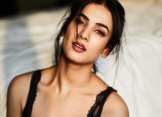 Sonal Chauhan Instagram - I choose love…. Love is my only ingredient….. My mission is to love till my last breath ….. ♥️♥️♥️ . . . . . . . . . . . . . . . . . . . . . . . . . 📸 @vijitgupta #love #sonalchauhan #sun #sunshine #eyes #morning #messyhair #bed #wednesday