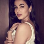 Sonal Chauhan Instagram - And when love speaks, the voice of all the Gods makes Heaven drowsy with the harmony ♥️♥️♥️ . . . . . William Shakespeare 📸- @shivamguptaphotography
