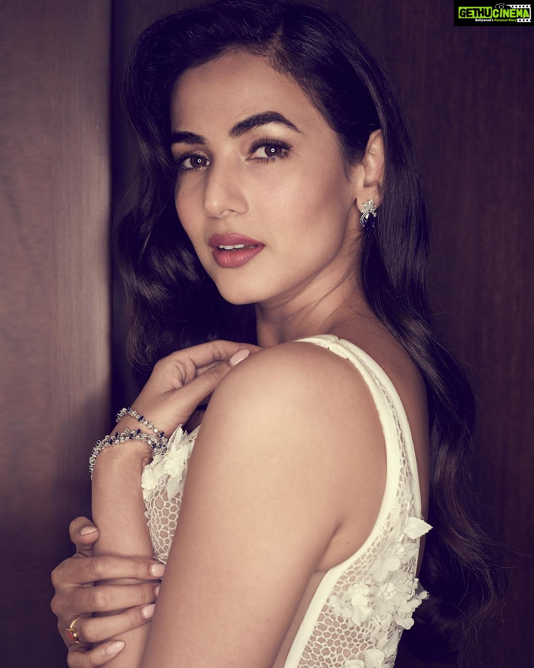 Sonal Chauhan Instagram - And when love speaks, the voice of all the Gods makes Heaven drowsy with the harmony ♥️♥️♥️ . . . . . William Shakespeare 📸- @shivamguptaphotography