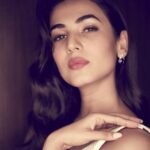 Sonal Chauhan Instagram - THE AFTERGLOW!!! 🌸💫🌸✨ . . . . . Jewels by @diosajewels Photography by @shivamguptaphotography Styled by @leepakshiellawadi Hair n makeup by @vijaysharmahairandmakeup #nomondayblues #luxgoldenroseawards #luxgoldenroseawards2018 #portrait #portaitphotography