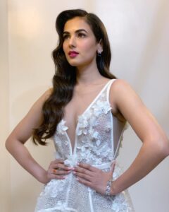 Sonal Chauhan Instagram - For the @luxgoldenroseawards 🌸💫🌸 Outfit- @valentinispose courtesy @weddingclub1 Jewellery- @diosajewels Hair and make up - @vijaysharmahairandmakeup Styled by @leepakshiellawadi @xaliha #luxgoldenroseawards 📸 by @parakhtejas