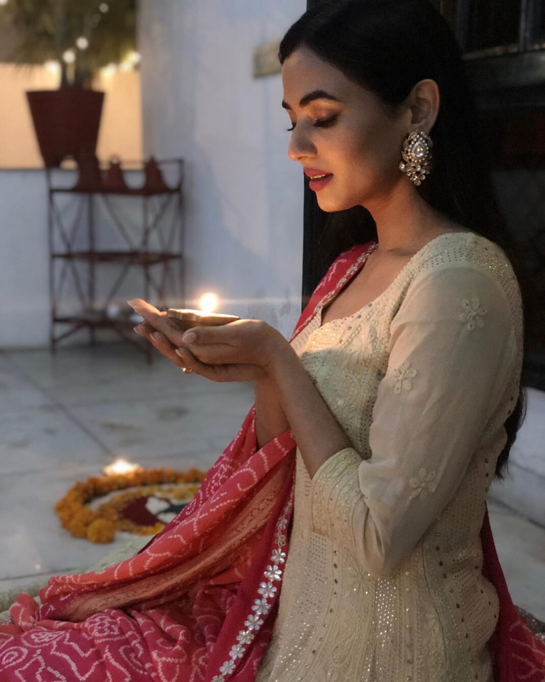 Sonal Chauhan Instagram - BE THE LIGHT...✨🌸💫🌸✨🌸💫 #spreadthelight #bethelight #diwali2018 Outfit by @faabiianaofficial