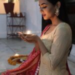 Sonal Chauhan Instagram - BE THE LIGHT...✨🌸💫🌸✨🌸💫 #spreadthelight #bethelight #diwali2018 Outfit by @faabiianaofficial