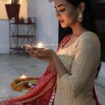 Sonal Chauhan Instagram – BE THE LIGHT…✨🌸💫🌸✨🌸💫 #spreadthelight #bethelight #diwali2018 
Outfit by @faabiianaofficial