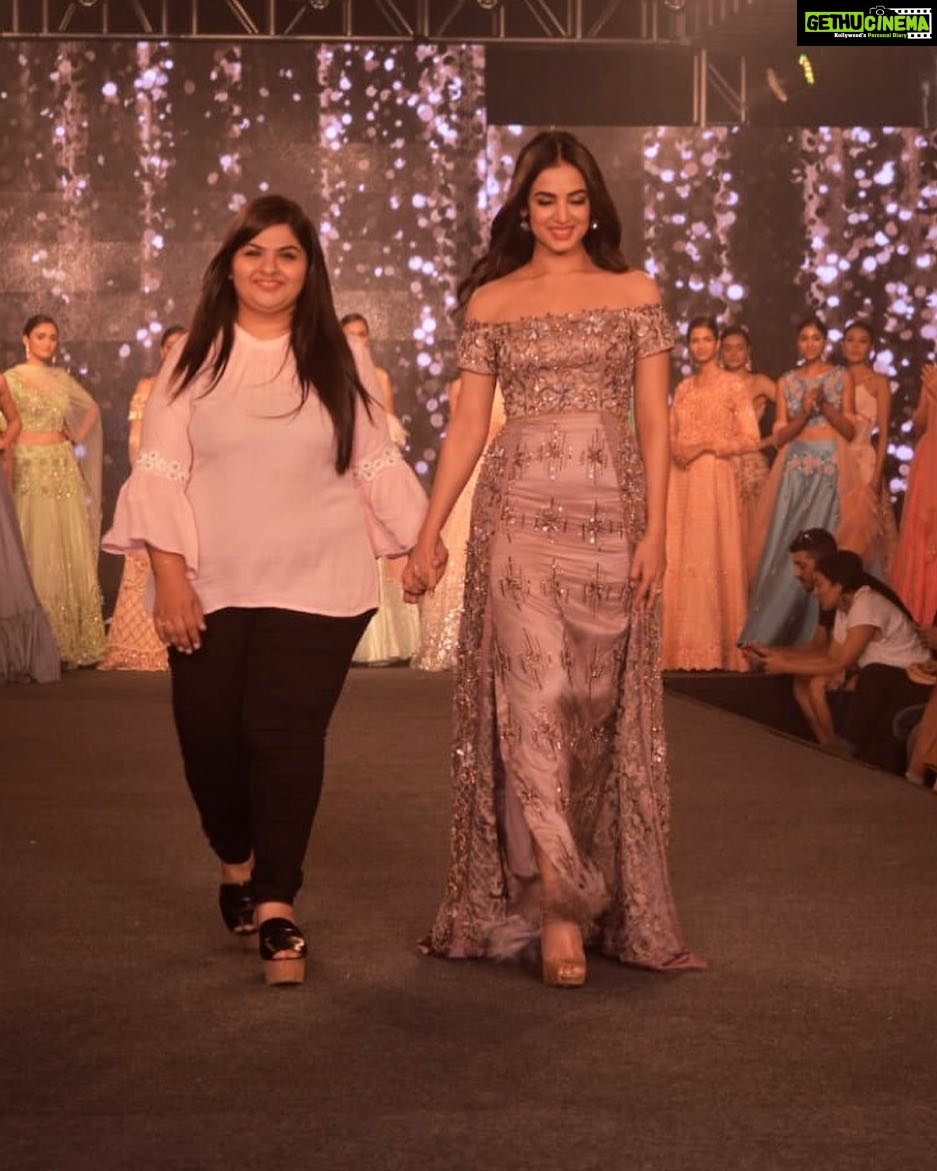 Sonal Chauhan Instagram - Congratulations @snehaparekhdesigns on your first show. You killed it. It was a pleasure being your showstopper 💕💕💕 @theweddingjunction_show #showstopper Mumbai, Maharashtra