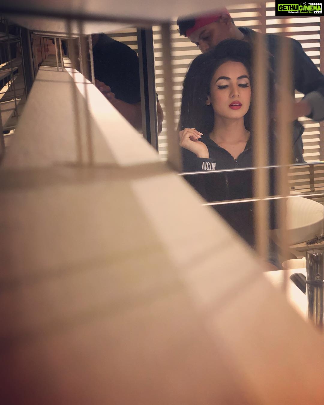 Sonal Chauhan Instagram - Calm before the storm!!! Thank you @makeupmonstersandy and @imrankhan60786 for glamming me up π
π»πΈπ πΈ- @himanichauhan Roseate House New Delhi