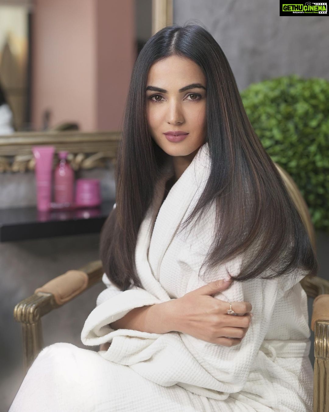 Sonal Chauhan Instagram - I often get questions about how my hair looks so healthy and well maintained despite the length. All thanks to my hairstylist, who recommended the @lorealpro Serie Expert ProLonger Range to me! This range comes with a •Shampoo •Masque •Ends Filler Concentrate •Lengths Renewing Blowdry Cream. I’ve been religiously using these products for some time now and they’ve worked wonders. My hair not only looks healthier but also feels thicker and I do not have to worry about chopping my ends, thanks to the Ends Filler Concentrate! You guys must definitely give the ProLonger range a shot because why cut your hair short when you can #KeepTheLengthYouLove! Order them today, with the help of this digital salon by L’Oréal Professionnel - https://www.prosalonlocator.com/LPro/ #ad #L’OréalProfIndia #ProLonger #sonalchauhan @lorealpro_education_india #hair #haircare #hairlove #hairtrends