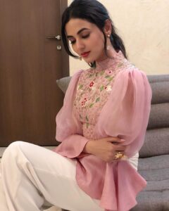 Sonal Chauhan Instagram - For #paltan promotions on #sabsesmartkaun on @starplus 💞 Top- @divyareddyofficial Accessories- @hyperbole_accessories Styled by @d_devraj HnM- @vijaysharmahairandmakeup