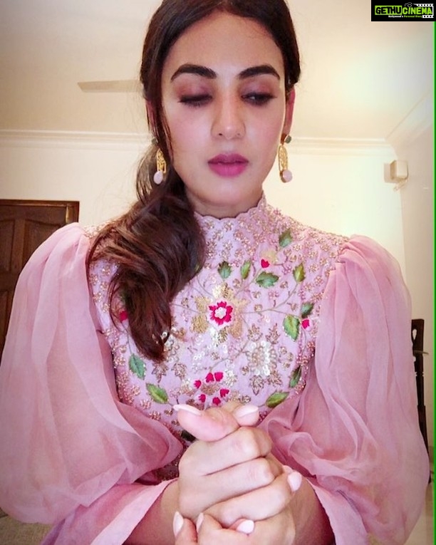 Sonal Chauhan Instagram - Pls do your bit, however big or small. I’ve donated my earnings from today’s event to the CM’s relief fund. Let’s join our hands and help Kerela!!! #humanityforkerala #keralafloods Link in bio.