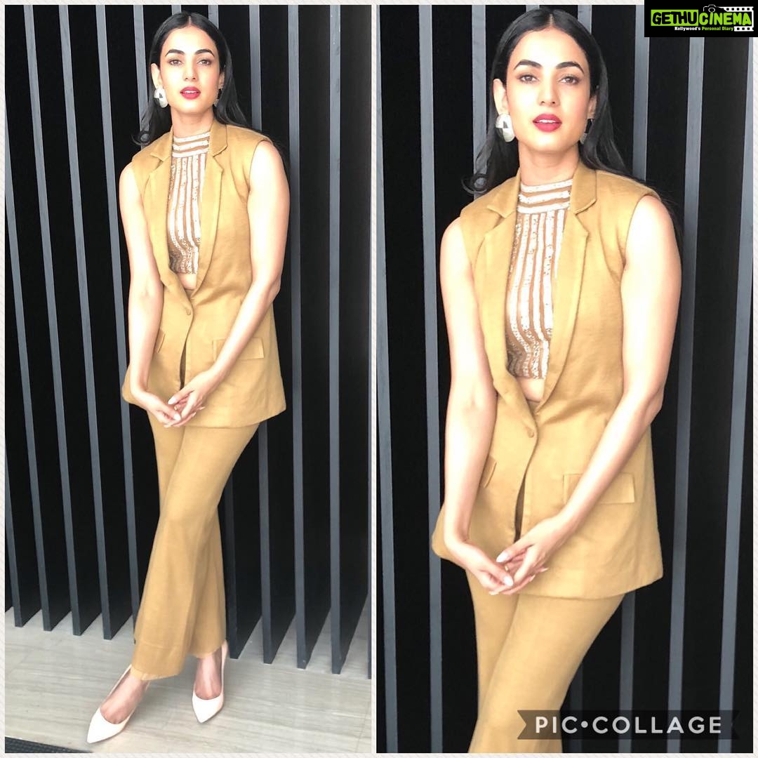 Sonal Chauhan Instagram - For #paltan promotions in #Dubai. Pantsuit- @nikitadmhaisalkar Accessories- @hyperbole_accessories Styled by @d_devraj #paltanindubai #paltanpromotions