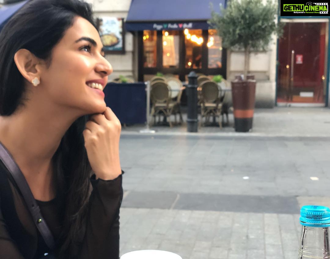 Sonal Chauhan Instagram - People that make you smile are the best kind of people. Never let them go !!! ♥️♥️