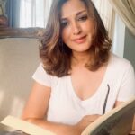 Sonali Bendre Instagram - Your journey is going to be hard but try to fight it with hope and remember to #SwitchOnTheSunshine and take #OneDayAtATime 🌈☀️❤️ Poem by: @poetrybar_ #Rani @rahipublication #WorldCancerDay