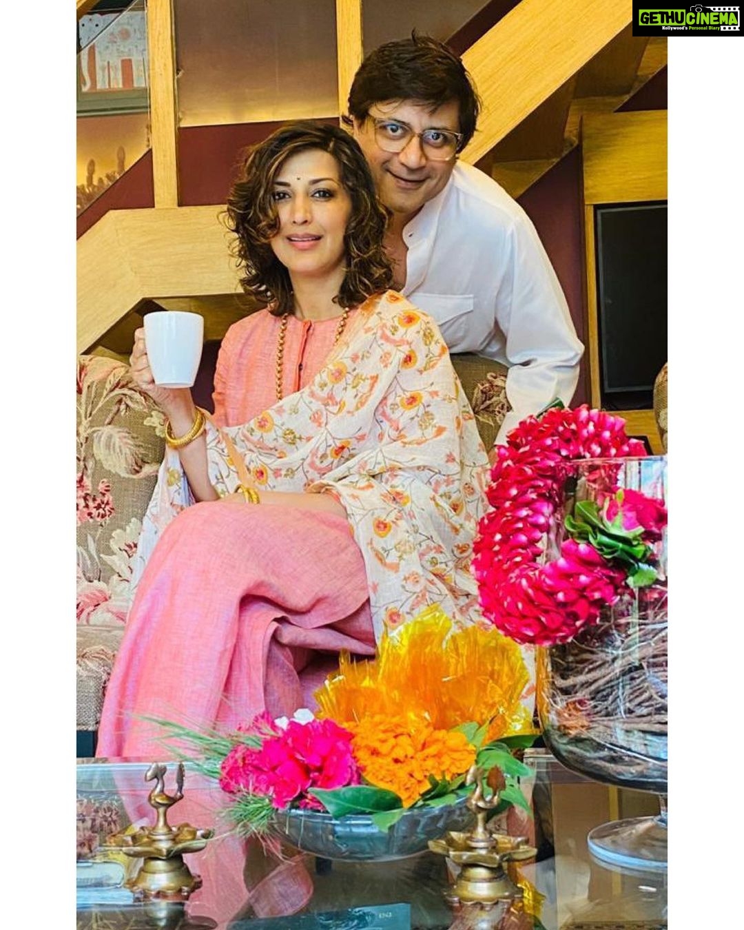 Sonali Bendre Instagram - Photo-bomber alert 🚨 @goldiebehl