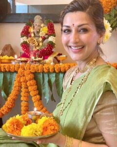 Sonali Bendre Instagram - This year more than ever, with the arrival of Bappa, I hope for new beginnings for everyone! I’m going to miss all the visits from friends & family at home for Bappa’s Darshan. But, I know we’ll find a way to adapt to the current situation yet still retain the true essence of Ganesh Chaturthi. #HappyGaneshChaturthi गणेश चतुर्थी च्या हार्दिक शुभेच्छा गणपती बाप्पा मोरया 🙌🏼