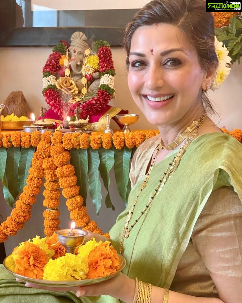 Sonali Bendre Instagram - This year more than ever, with the arrival of Bappa, I hope for new beginnings for everyone! I’m going to miss all the visits from friends & family at home for Bappa’s Darshan. But, I know we’ll find a way to adapt to the current situation yet still retain the true essence of Ganesh Chaturthi. #HappyGaneshChaturthi गणेश चतुर्थी च्या हार्दिक शुभेच्छा गणपती बाप्पा मोरया 🙌🏼