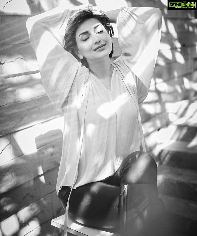 Sonali Bendre Instagram - βIβm gonna soak up the sun I'm gonna tell everyone to lighten up I'm gonna tell 'em that I've got no one to blame For every time I feel lame I'm lookin' upβ πΆ: ππ°π’π¬ πΆπ± π΅π©π¦ π΄πΆπ― π£πΊ ππ©π¦π³πΊπ ππ³π°πΈ