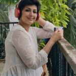 Sonali Bendre Instagram - A stroll down memory lane in this lovely weather... Mumbai, you beauty ❤️ 🎶: #SawanBarse #Dahek