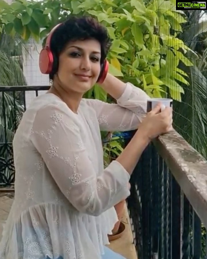 Sonali Bendre Instagram - A stroll down memory lane in this lovely weather... Mumbai, you beauty ❤️ 🎶: #SawanBarse #Dahek